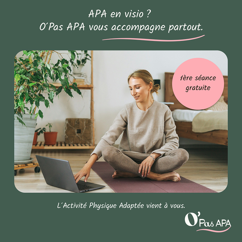 Femme assise sur un tapis de sol, suivant une séance d’Activité Physique Adaptée en visio sur son ordinateur, visuel promotionnel O’Pas APA.