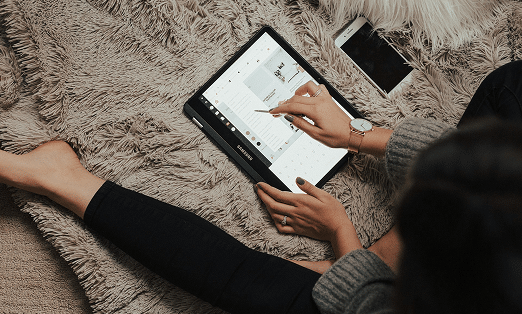 Création d’identité visuelle sur tablette – illustration pour petites entreprises. conseils webdesign et création de site internet.