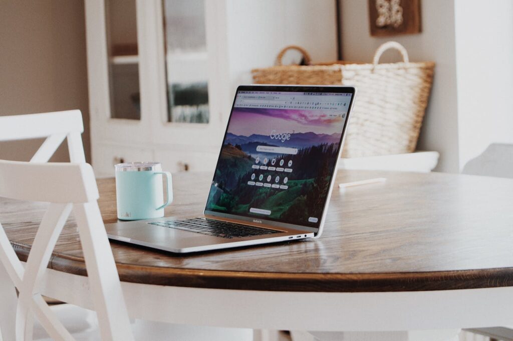 Recherche Google sur ordinateur portable – améliorer la visibilité d’un artisan dans les Vosges