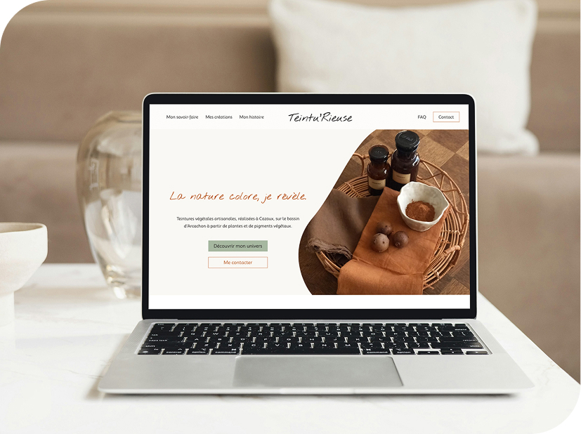 Mock-up du site internet Teintu’Rieuse, marque artisanale de teintures végétales avec univers naturel et bouton de contact