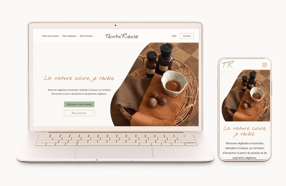 Mock-up du site internet Teintu’Rieuse, marque artisanale de teintures végétales avec univers naturel et bouton de contact