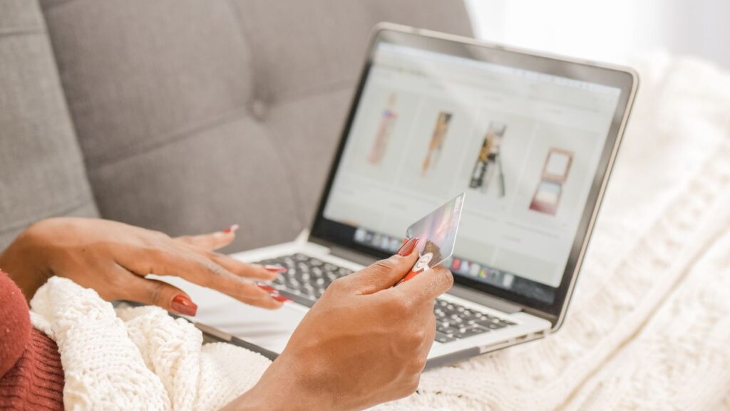 Personne effectuant un achat en ligne pour illustrer la création de boutique en ligne dans les Vosges.