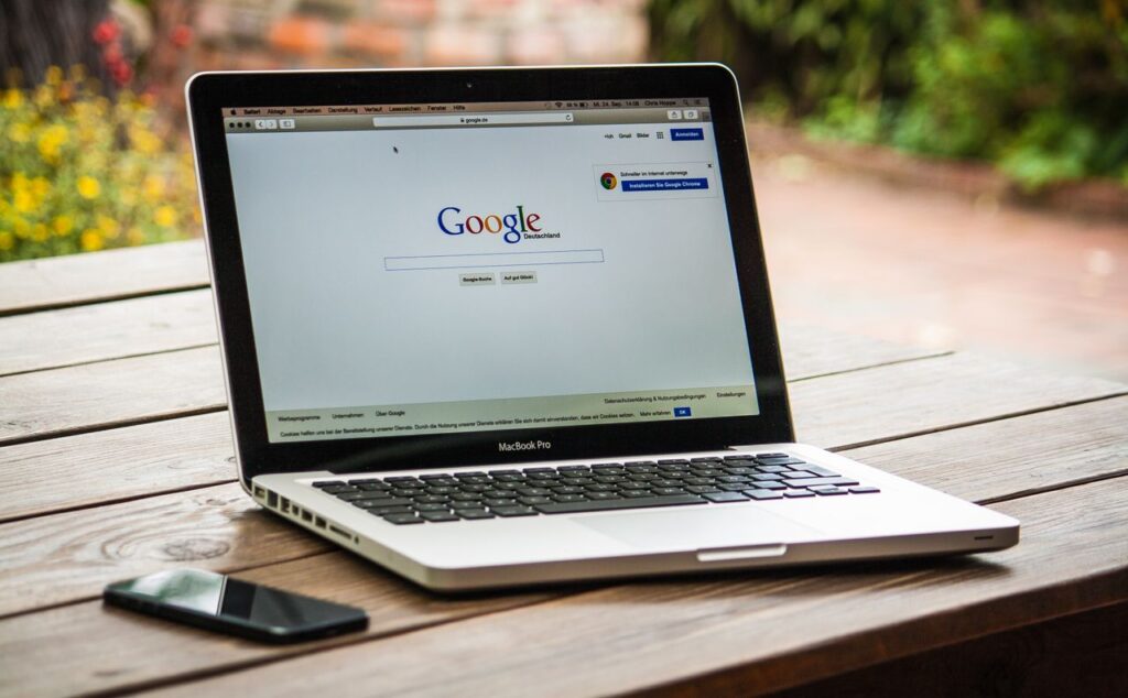 Ordinateur affichant Google pour illustrer la création de site vitrine dans les Vosges et la visibilité en ligne.